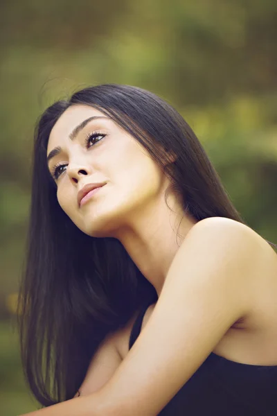 Retrato de cerca de la joven hermosa mujer, sobre fondo verde —  Fotos de Stock