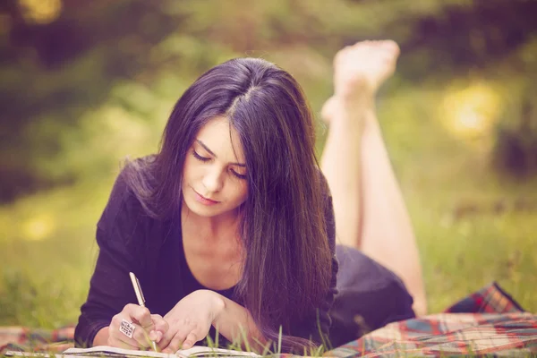 Mooie vrouw schrijver is geïnspireerd door de natuur — Stockfoto