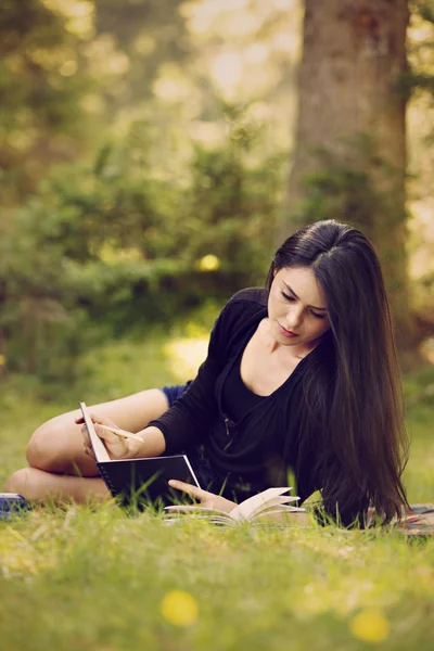 Mooie vrouw schrijver is geïnspireerd door de natuur — Stockfoto