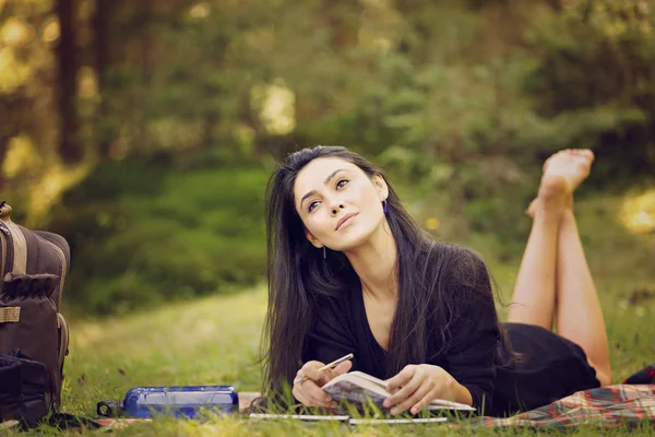 Hermosa escritora mujer se inspira en la naturaleza —  Fotos de Stock