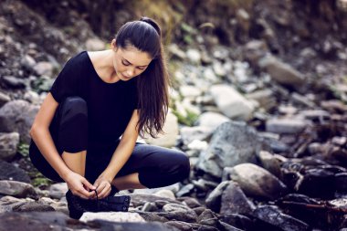 Genç Asyalı kadın hiker Irmak, açık havada faaliyetleri