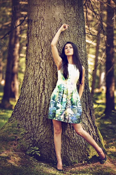 Belle jeune femme de mode en robe de couleur posant en plein air en g — Photo