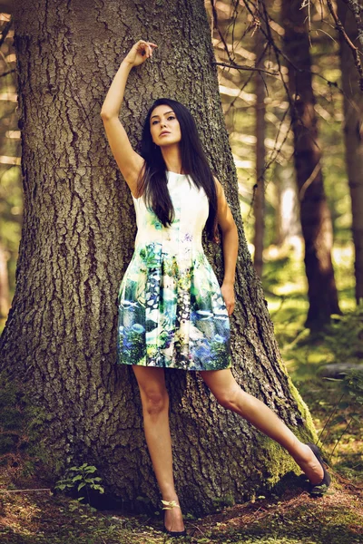 Hermosa mujer de moda joven en vestido de color posando al aire libre en g — Foto de Stock