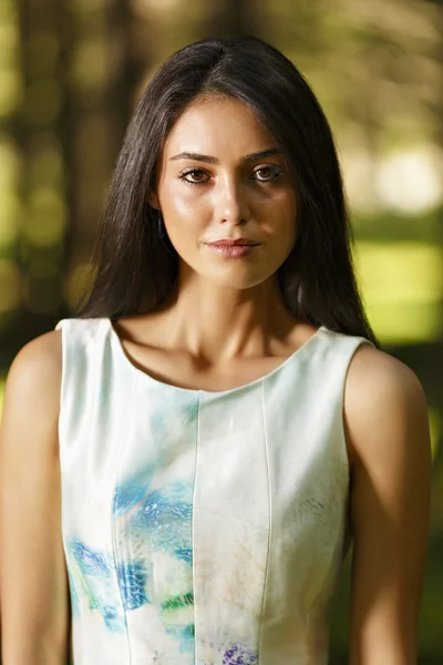Portrait of young beautiful woman with dress, on green backgroun — Stock Photo, Image