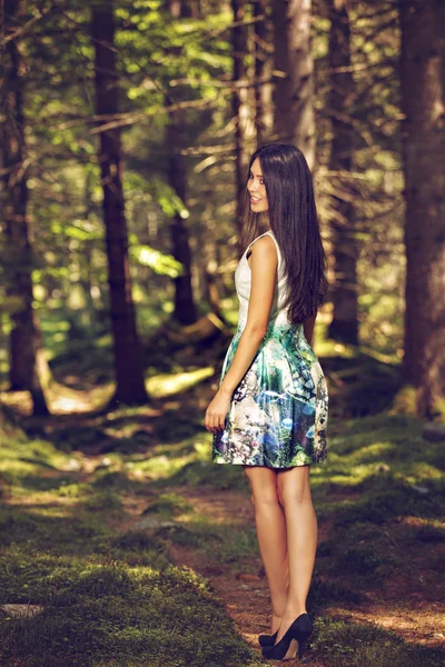 Όμορφη μόδας νεαρή γυναίκα στο χρώμα φόρεμα θέτουν εξωτερική σε g — Φωτογραφία Αρχείου