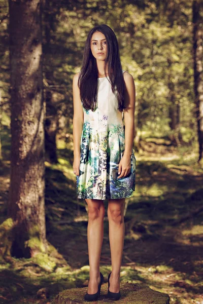 Hermosa mujer de moda joven en vestido de color posando al aire libre en g — Foto de Stock