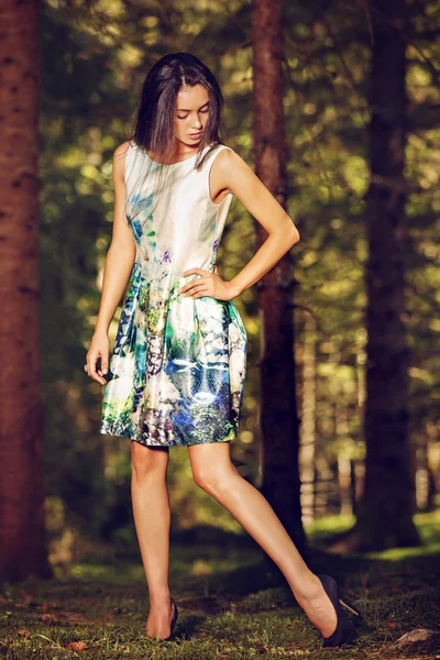 Όμορφη μόδας νεαρή γυναίκα στο χρώμα φόρεμα θέτουν εξωτερική σε g — Φωτογραφία Αρχείου