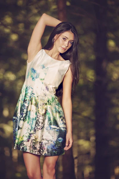 Linda jovem mulher da moda em vestido de cor posando ao ar livre em g — Fotografia de Stock