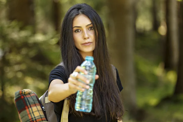 Bella giovane turista nel parco. Bere acqua . — Foto Stock