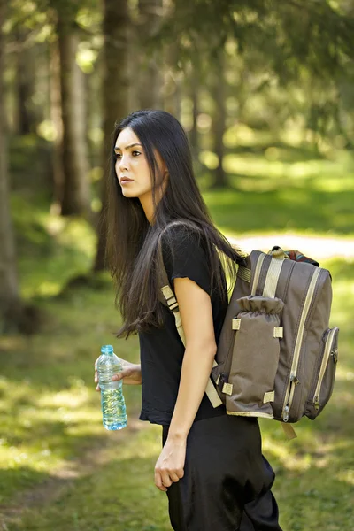 アクティブな健康的な美しい女性の森でのハイキング — ストック写真