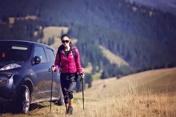 Žena cestovatele s batoh turistika v pohoří s krásnými — Stock fotografie