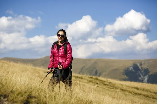 Reisenden mit Rucksack Wandern in den Bergen mit schönen — Stockfoto