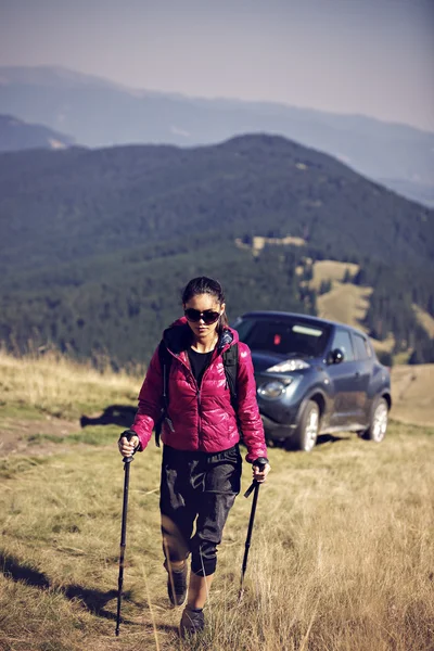 美しい山々 のバックパック ハイキングを持つ女性旅行者 — ストック写真