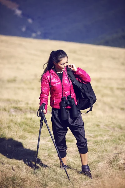 Mujer viajero con mochila senderismo en las montañas con hermosa — Foto de Stock