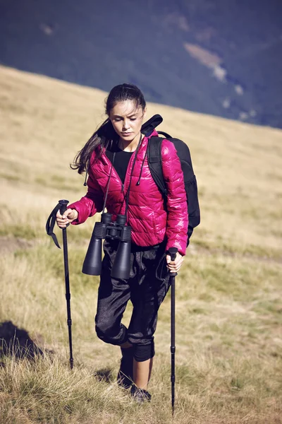 Mujer viajero con mochila senderismo en las montañas con hermosa — Foto de Stock