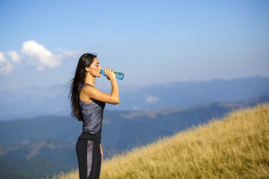egzersiz sonrası güzel sportif beyaz kız içme suyu