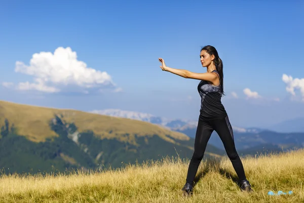 Ćwiczenia fitness kobieta robi ćwiczenia w przyrodzie. Dziewczyna robi m — Zdjęcie stockowe