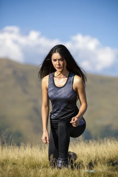 Ejercicio de la mujer fitness haciendo ejercicios en la naturaleza. Chica haciendo m — Foto de Stock