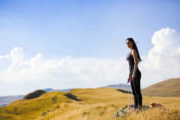 Utövar fitness kvinna göra övningar i naturen. Flickan gör m — Stockfoto