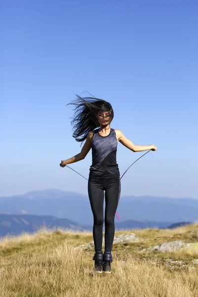 Ćwiczenia fitness kobieta robi ćwiczenia w przyrodzie. Dziewczyna robi m — Zdjęcie stockowe