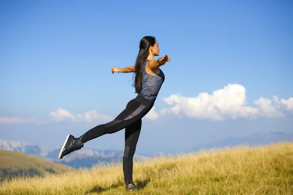 Trainierende Fitness-Frau, die Übungen in der Natur macht. Mädchen tun m — Stockfoto