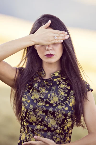 Schöne Frau, die Augen mit Händen bedeckt — Stockfoto