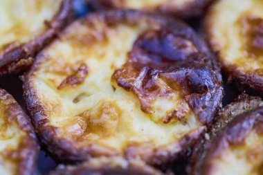 close up with appetizing mini Chis Lorraine