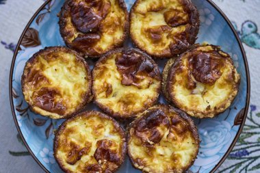 close up with appetizing mini Chis Lorraine