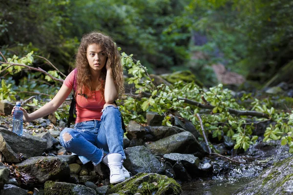 川では、屋外活動のヨーロッパの若い女性のハイカー — ストック写真