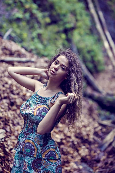 Porträt einer schönen Frau mit lockigem Haar in der Natur — Stockfoto
