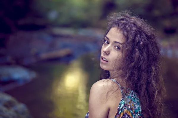 Porträt einer schönen Frau mit lockigem Haar in der Natur — Stockfoto