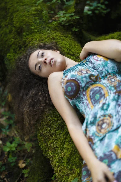 Retrato de uma mulher bonita com cabelo encaracolado na natureza — Fotografia de Stock
