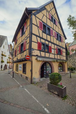 Eguisheim France Alsace Eyaleti 17 Ekim 2025. Turizm alanındaki binaların görüntüleri..