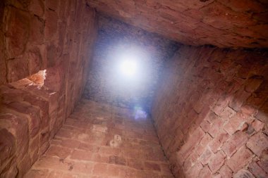 Fransa 'nın Alsace bölgesinde bir dağda bulunan bir ortaçağ şatosunun kalıntıları.