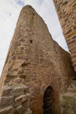 Fransa 'nın Alsace bölgesinde bir dağda bulunan bir ortaçağ şatosunun kalıntıları.