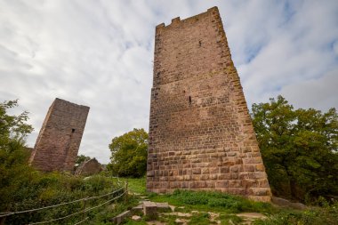 Fransa 'nın Alsace bölgesinde bir dağda bulunan bir ortaçağ şatosunun kalıntıları.