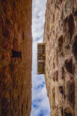 Fransa 'nın Alsace bölgesinde bir dağda bulunan bir ortaçağ şatosunun kalıntıları.