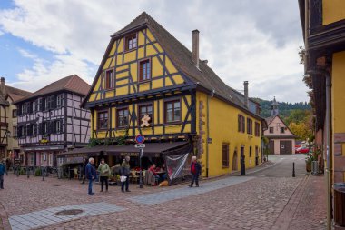 Kaysersberg-VigNoble, Fransa, 17 Ekim 2025. Fransa 'da Alsace şarap rotasında yer alan küçük bir kasaba. Bölgeye özgü çeşitli turistik mekanların görüntüleri..