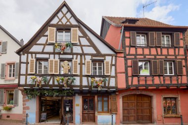 Kaysersberg-VigNoble, Fransa, 17 Ekim 2025. Fransa 'da Alsace şarap rotasında yer alan küçük bir kasaba. Bölgeye özgü çeşitli turistik mekanların görüntüleri..