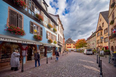 Kaysersberg-VigNoble, Fransa, 17 Ekim 2025. Fransa 'da Alsace şarap rotasında yer alan küçük bir kasaba. Bölgeye özgü çeşitli turistik mekanların görüntüleri..
