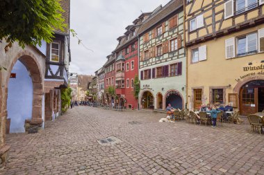 Riquewihr, Fransa 17 Ekim 2025. Fransa 'da Alsace şarap rotasında yer alan küçük bir kasaba. Bölgeye özgü çeşitli turistik mekanların görüntüleri..