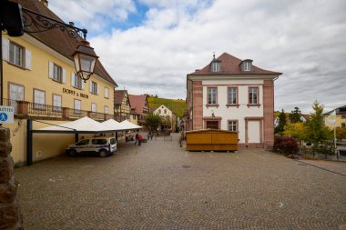 Riquewihr, Fransa 17 Ekim 2025. Fransa 'da Alsace şarap rotasında yer alan küçük bir kasaba. Bölgeye özgü çeşitli turistik mekanların görüntüleri..