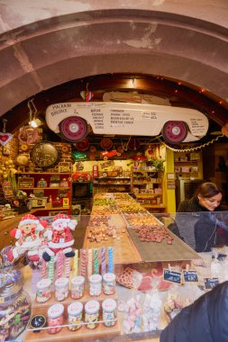 Riquewihr, Fransa 17 Ekim 2025. Fransa 'da Alsace şarap rotasında yer alan küçük bir kasaba. Bölgeye özgü çeşitli turistik mekanların görüntüleri..