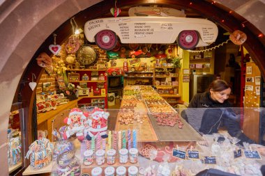 Riquewihr, Fransa 17 Ekim 2025. Fransa 'da Alsace şarap rotasında yer alan küçük bir kasaba. Bölgeye özgü çeşitli turistik mekanların görüntüleri..