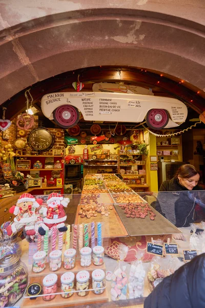 Riquewihr, Fransa 17 Ekim 2025. Fransa 'da Alsace şarap rotasında yer alan küçük bir kasaba. Bölgeye özgü çeşitli turistik mekanların görüntüleri..