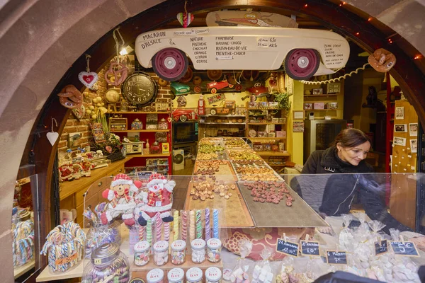 Riquewihr, Fransa 17 Ekim 2025. Fransa 'da Alsace şarap rotasında yer alan küçük bir kasaba. Bölgeye özgü çeşitli turistik mekanların görüntüleri..