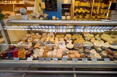 Colmar Fransa 17 Ekim 2025. Yerel merkez marketten çeşitli ürünlerle görüntüler