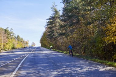 Bisiklete binmeye tutkulu yaşlı bir adam oğluyla bisiklet sürüyor, güzel bir sonbahar gününün tadını çıkarıyor..