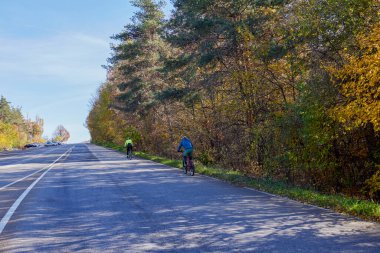 Bisiklete binmeye tutkulu yaşlı bir adam oğluyla bisiklet sürüyor, güzel bir sonbahar gününün tadını çıkarıyor..