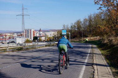 Bisiklete binmeye tutkulu yaşlı bir adam oğluyla bisiklet sürüyor, güzel bir sonbahar gününün tadını çıkarıyor..